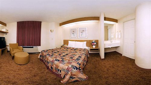 Baymont & By Wyndham Hotel Mukwonago