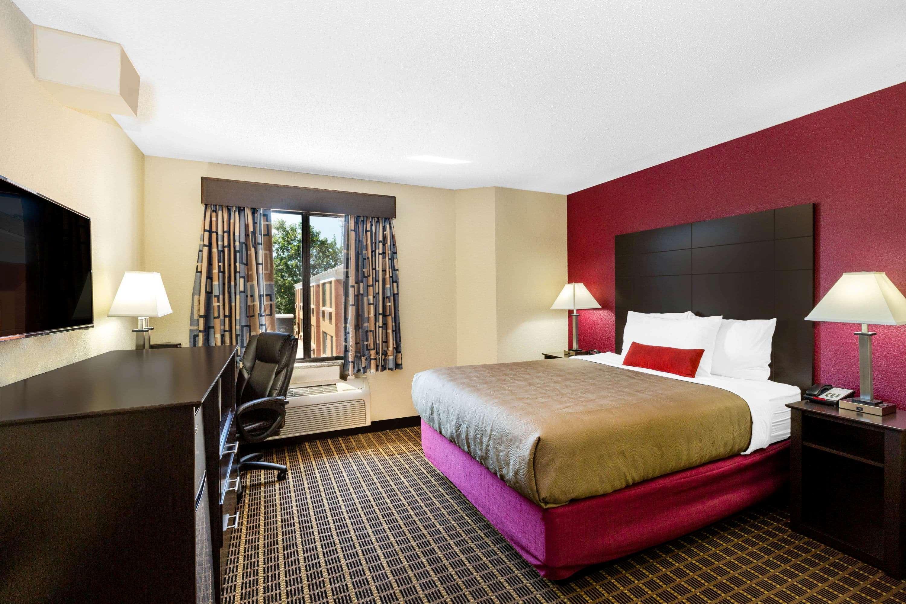 Baymont & By Wyndham Hotel Mukwonago
